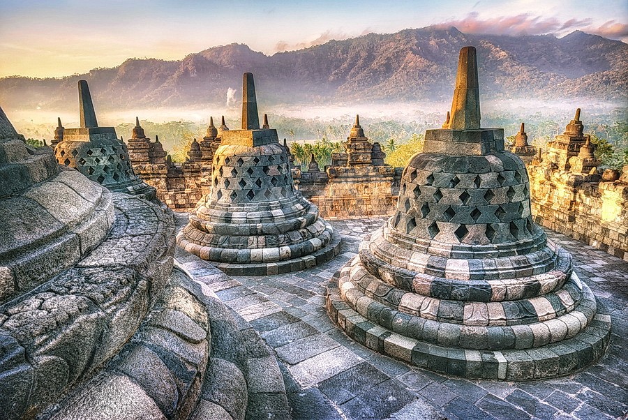 Sunrise Berkabut Di Borobudur