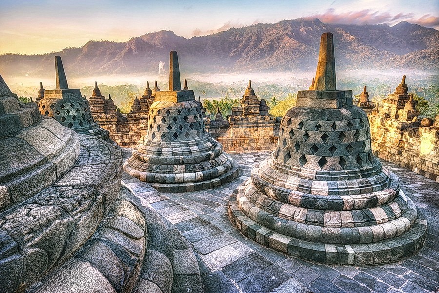 Sunrise Berkabut Di Borobudur